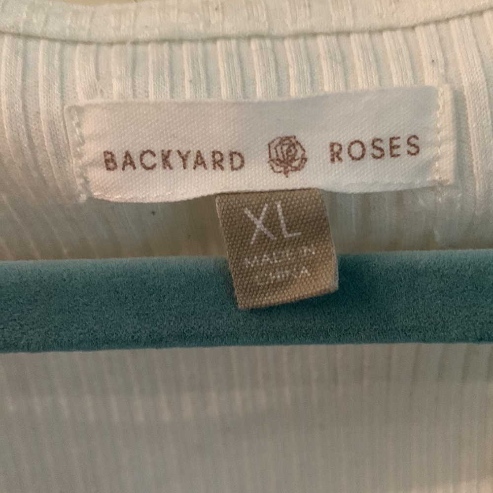 Backyard Roses Sarah Cardigan - Picture 3 of 6